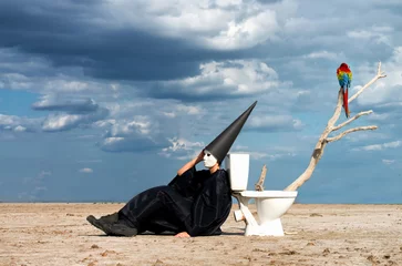 Seltsame Person, die neben der Toilette sitzt und nachdenkt © rodjulian