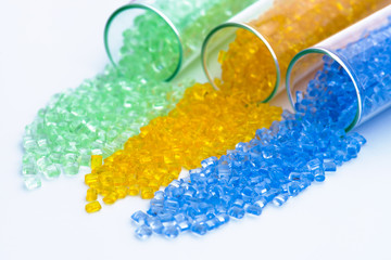 transparentes Kunststoff Granulat in Glasröhrchen