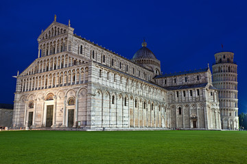 Fototapeta na wymiar Pisa, il Duomo con la Torre al crepuscolo