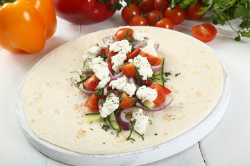 tortilla wrap con verdure e formaggio