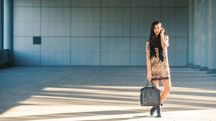 Obraz premium Fashion woman portrait with modern building as background.
