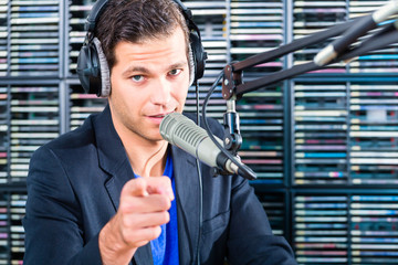 Radio Moderator in Sendung