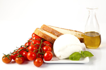 Gusto italiano; mozzarella di bufala con pomodoro,pane e l'olio