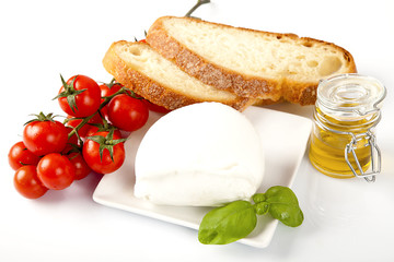 Mozzarella con pomodori, pane e l'olio d'oliva