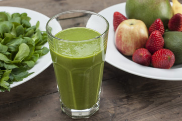 Grüner Smoothie und Zutaten