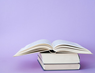 Bücher vor Violettem Hintergrund