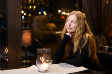 Lady in a night cafe