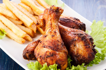Chicken drumsticks with chips