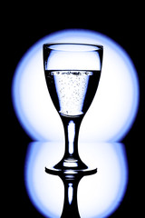 glas wasser boden spiegeln umgekehrt