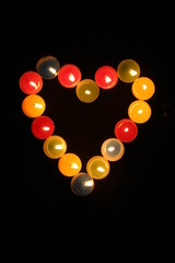 kerzen zu herz angeordnet romantisch