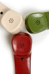 bunte telefone alt stehen nebeneinander