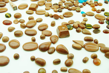 glitzersteine auf boden