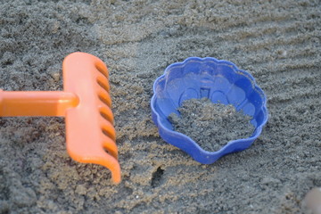 sandkasten-spielzeug in sandkasten