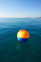 schwimmball im meer