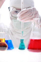 jemand mischt chemikalien