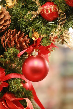 weihnachtskugel in kranz