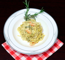 pasta con asparagi e gamberetti