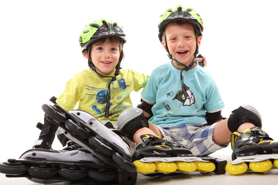 zwei Jungs mit Inlineskates