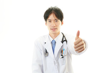 ガッツポーズの医師