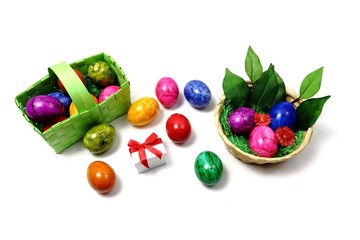 2 Osterkörbe mit vielen Ostereiern