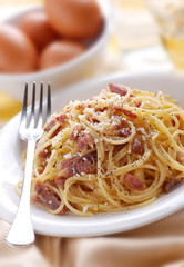spaghetti alla carbonara con ingredienti intorno