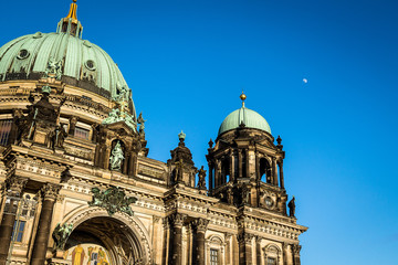 Berliner Dom mit Mond © Alexander
