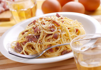 spaghetti alla carbonara con ingredienti intorno