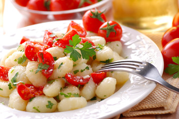 gnocchi di patate con pomodorini freschi