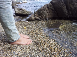 in piedi in spiaggia