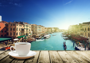 Fototapeta na wymiar kawy na stole i Wenecji w czasie zachodu słońca, Włochy