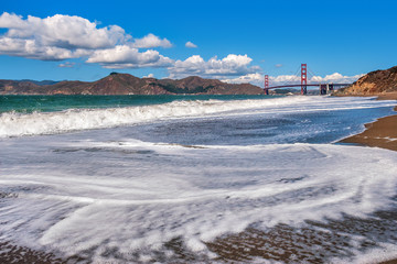 Golven op Baker Beach in San Francisco, VS.