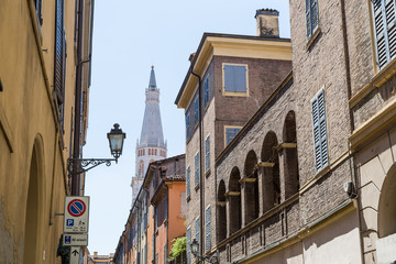 Fototapeta na wymiar średniowieczna ulica w starego miasta Modena, Włochy