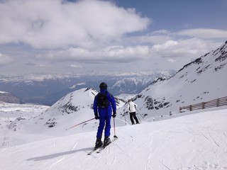 Fototapeta na wymiar skifahrer in den alpen auf der skipiste