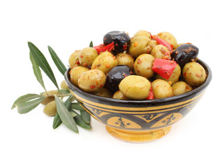 Olives vertes et noires pimentées