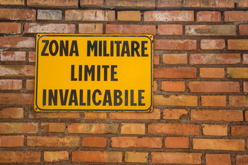italian no trespassing sign