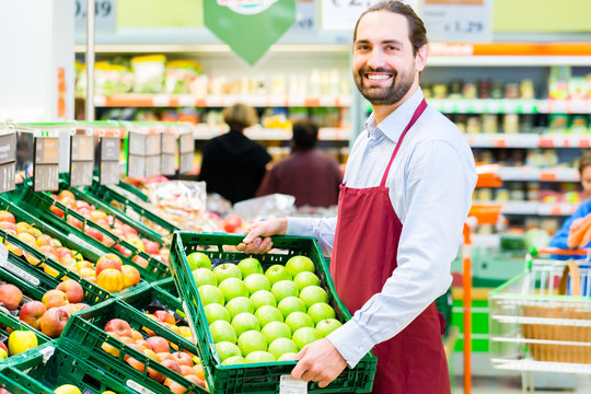 Supermarkt Angestellter füllt Regale auf