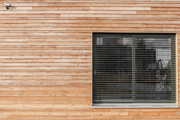 Holzhaus Fassade mit Fenster und Kamera