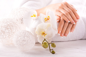 Obraz na płótnie Canvas piękny francuski manicure z białych orchidei