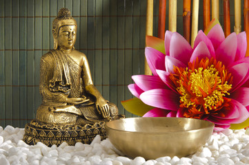 Buddha in Meditation vor Klangschale