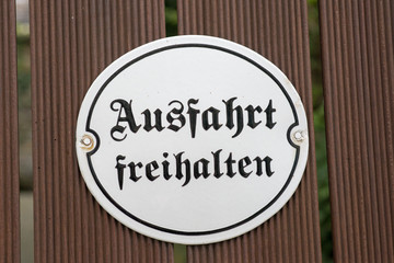 Schild, Ausfahrt freihalten