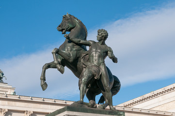 Fototapeta na wymiar skulptur vor dem parlament in wien