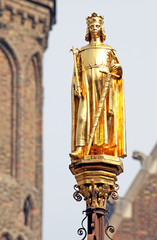 Fototapeta na wymiar Golden statue in front of dutch parliament - The Hague, Neherla