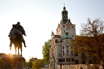 Bayerisches Nationalmuseum München mit Reiterstandbild im Lehel