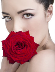 Fototapeta na wymiar Sguardo sensuale con rosa rossa
