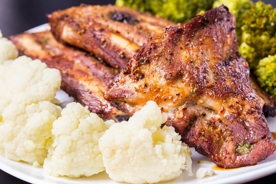 Grilled ribs porkmeat with cauliflower and broccoli