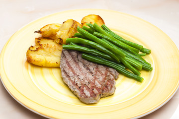 beefsteak with green beans and garlic potatoes