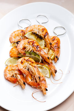 grilled skewers of prawns and lime in honey sauce