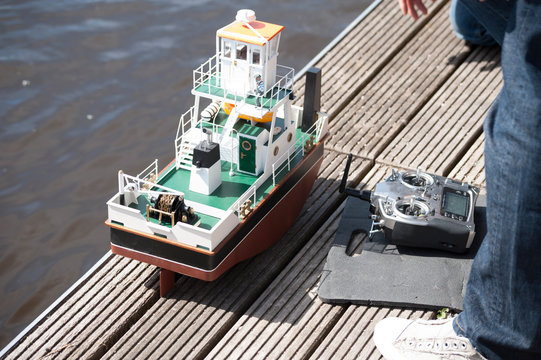 Ferngesteuertes Modellschiff