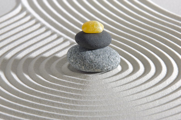 Fototapeta na wymiar Japoński ogród Zen z kamieni stosu piasku