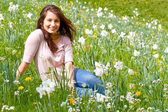 Junge Frau auf einer Blumenwiese